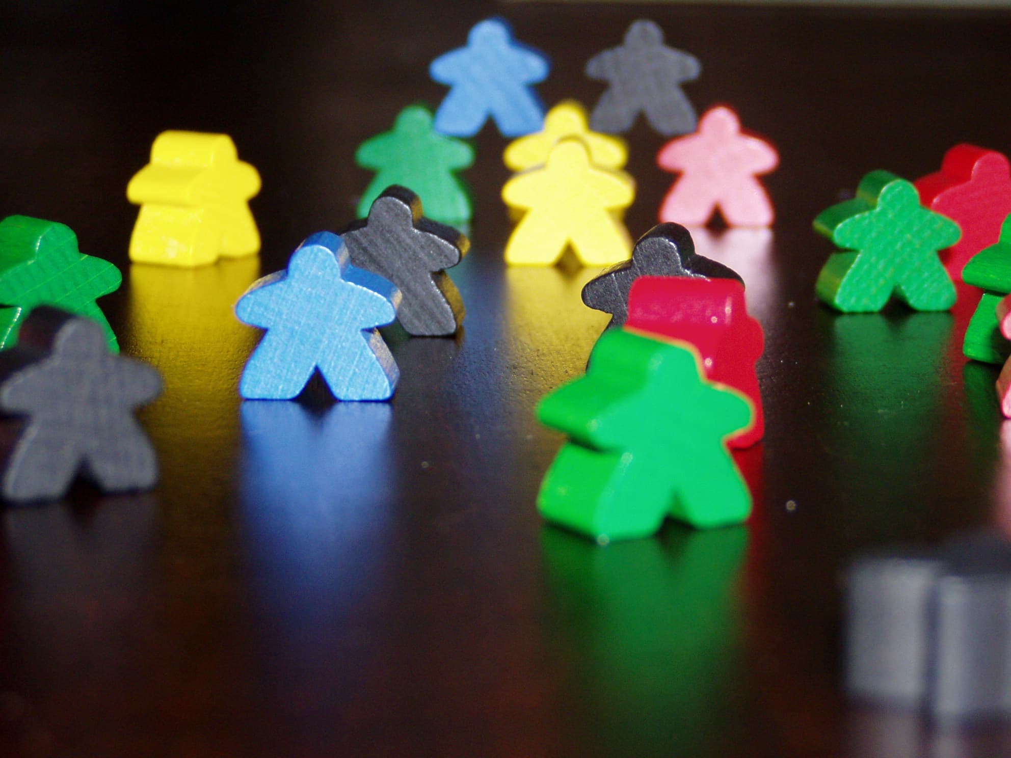 Fichas y meeples del juego Carcassonne sobre la mesa